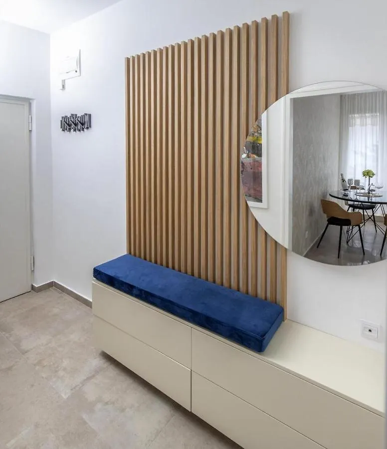 Ea Apartment Split