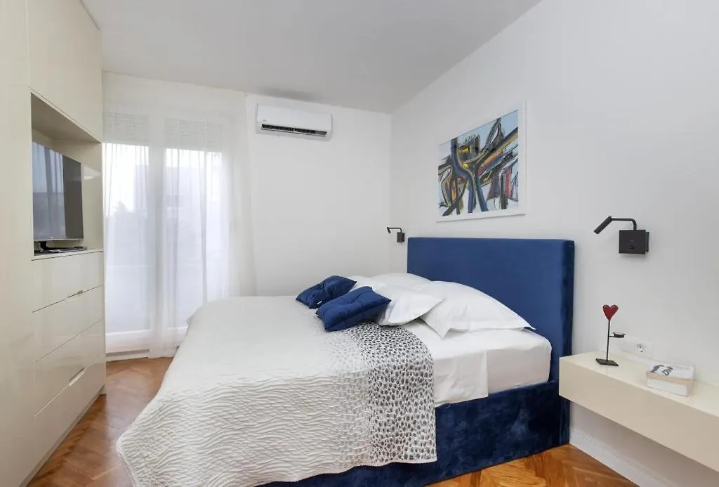 Ea Apartment Split